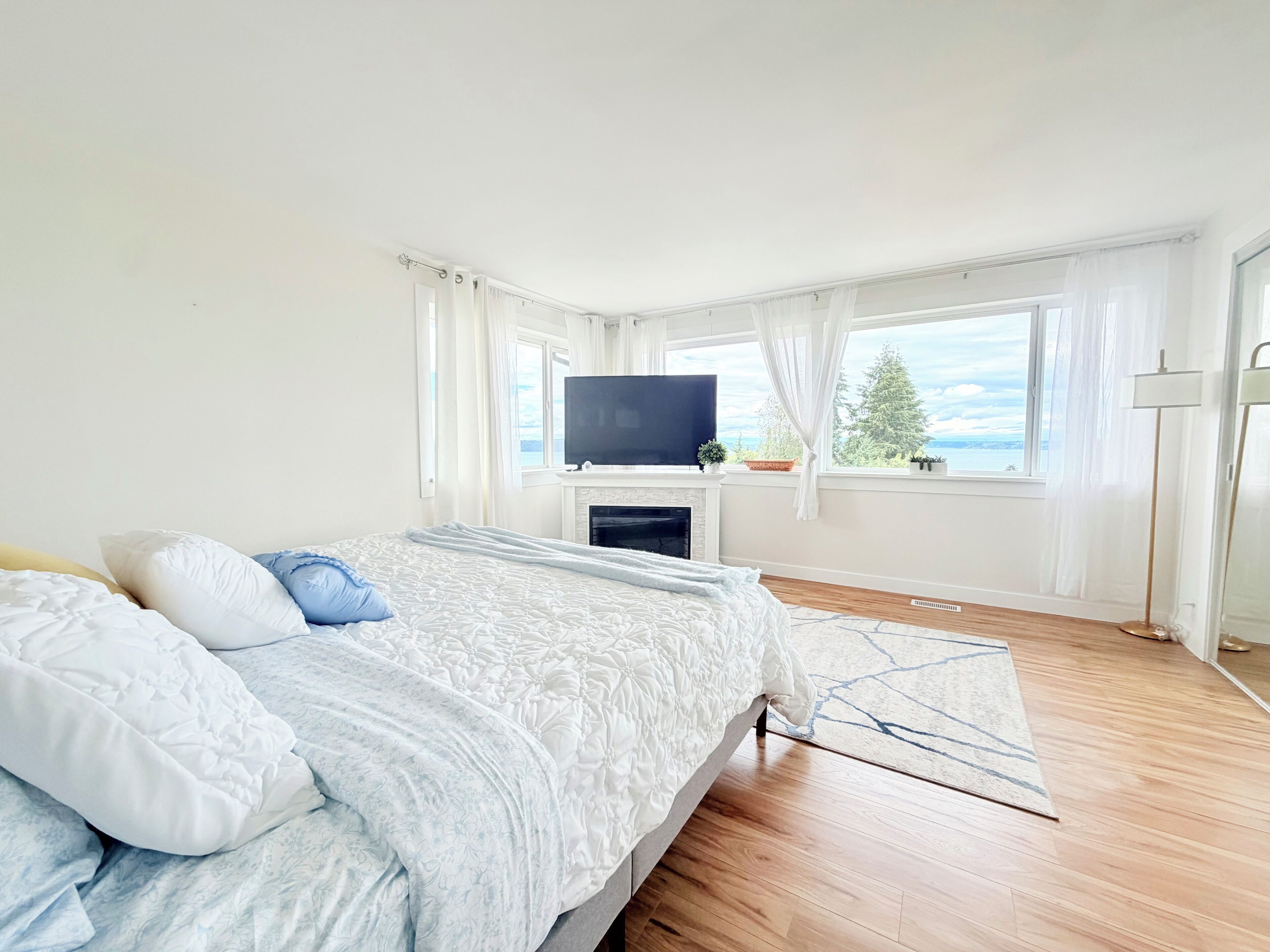 5 bedrooms, iron/ironing board, WiFi (free), bed sheets