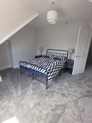 Redbrick Townhouse, newly refubished, generous space, unbeatable location.
