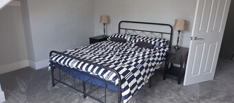 Redbrick Townhouse, newly refubished, generous space, unbeatable location.