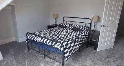 Redbrick Townhouse, newly refubished, generous space, unbeatable location.