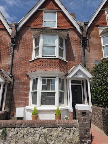 Redbrick Townhouse, newly refubished, generous space, unbeatable location.