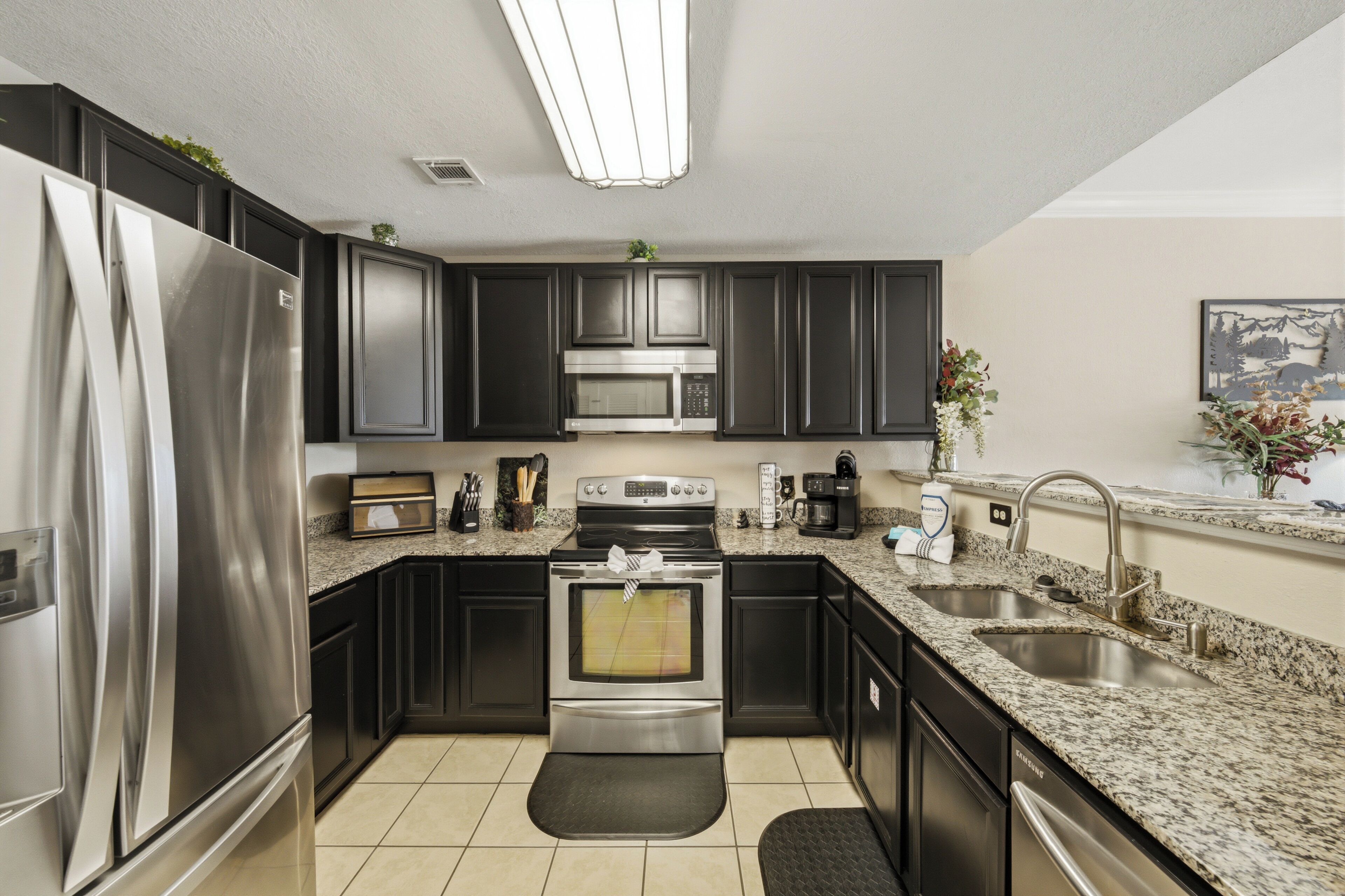Coffee/tea maker, fridge, microwave, stovetop
