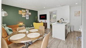 Un apartamento moderno con comedor, cocina y sala de estar.