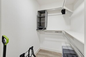 Ein Eckschrank mit Regalen und Kleiderstange.