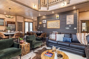 Ein modernes Interieur mit Essbereich, einer Couch und einem Couchtisch.