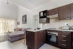 Sunny open-plan flat with sleek kitchen and cozy lounge area - Spacious Two Bed Apartment with Loft (Midrand)