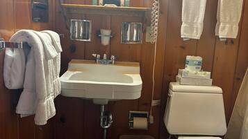 Chuveiro, toalhas de banho, sabonete, shampoo