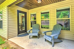Terrace/patio - CLEAN Family-Friendly Getaway with Bonus Game Room! (Calera)