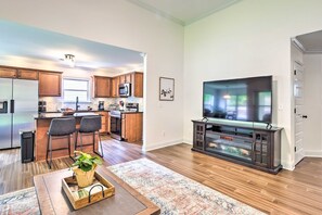Coffee/tea maker, fridge, microwave, oven - CLEAN Family-Friendly Getaway with Bonus Game Room! (Calera)