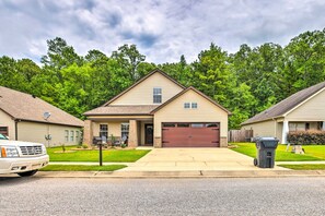 Exterior - CLEAN Family-Friendly Getaway with Bonus Game Room! (Calera)
