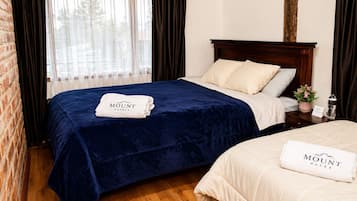 Chalet rustique familial, balcon, vue sur la montagne | Couette en duvet, accès au Wi-Fi (inclus), literie fournie