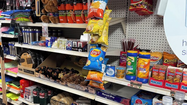 Un corridoio di un supermercato con diversi prodotti alimentari.