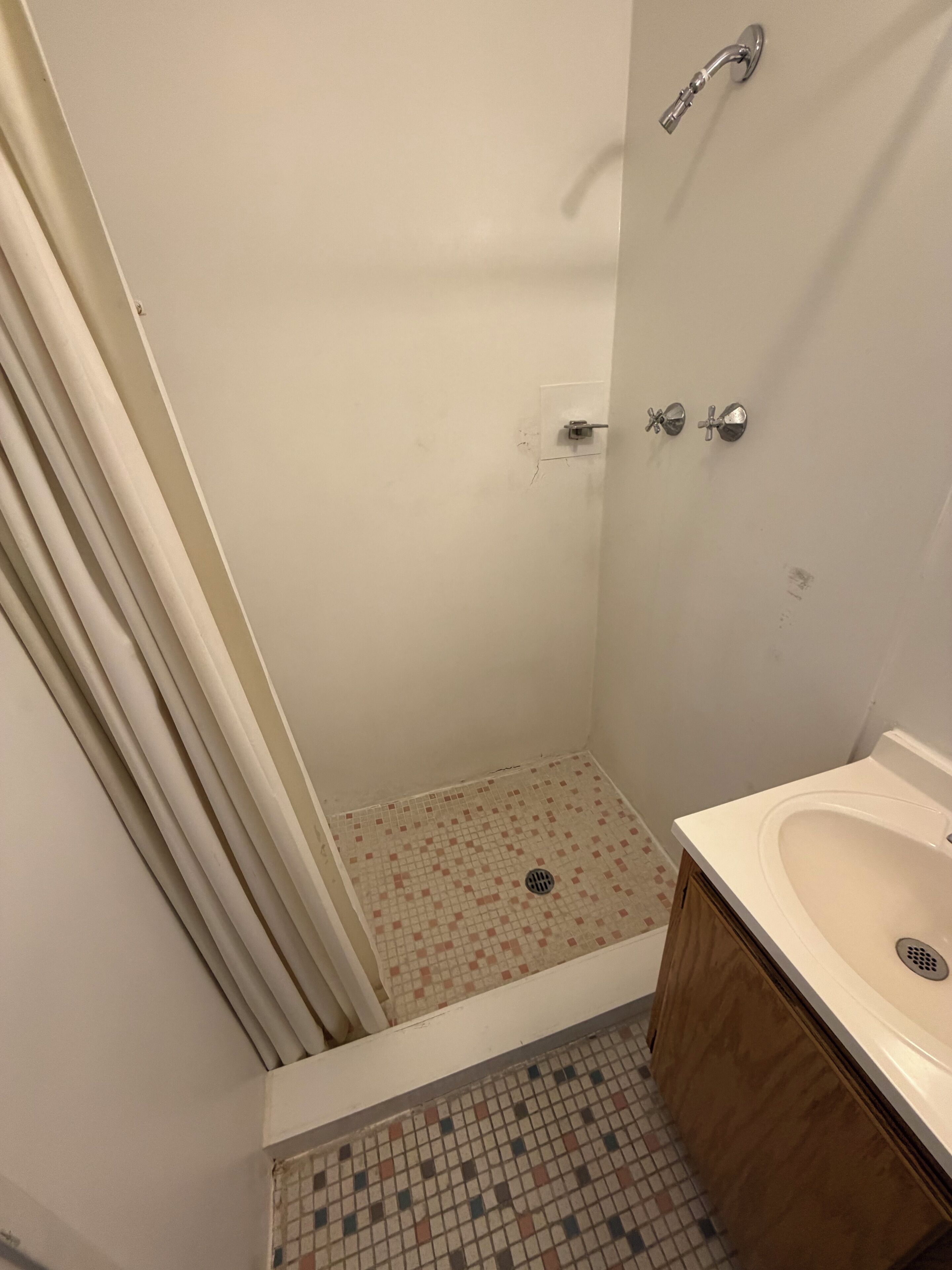 Douche, serviettes fournies, savon, papier de toilette