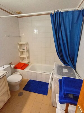 Hårtork, handdukar, tvål och toalettpapper