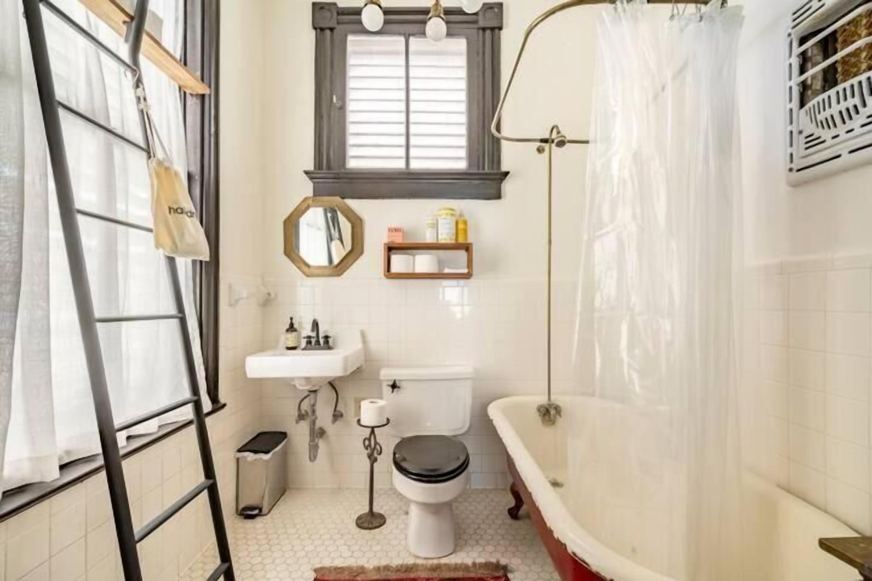 Economy Double or Twin Room | Bathroom