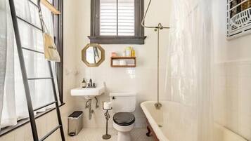 Economy Double or Twin Room | Bathroom