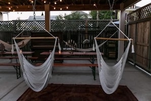 Outdoor dining - St Helen s House Historic District  (Galveston)