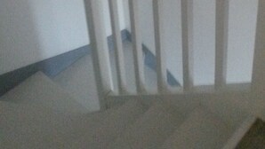 A staircase with a white handrail and a blue step. - Cozy, fully equipped room – Ideal for students or employees (Poitiers)