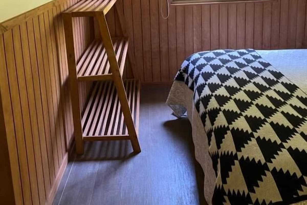 Escritorio, wifi gratis y ropa de cama 