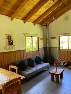 Bungalou familiar, pati, vistes al jardí | Sala d'estar