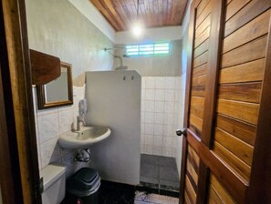Ein Badezimmer mit Waschbecken, Spiegel und Dusche.