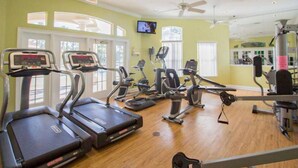 Ein Fitnessstudio mit Laufbändern, Crosstrainern und Gewichtsmaschinen.
