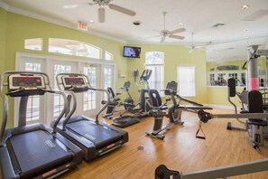 Ein Fitnessstudio mit Laufbändern, Crosstrainern und Gewichtsmaschinen.