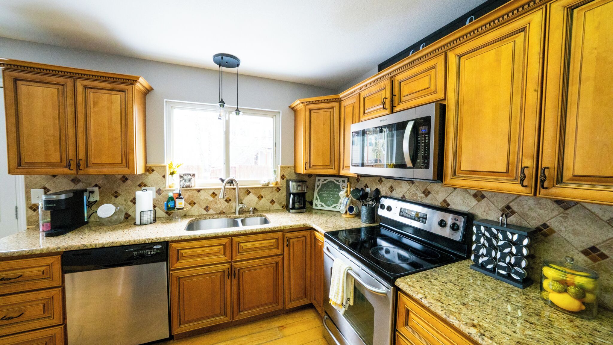 Coffee/tea maker, fridge, microwave, oven