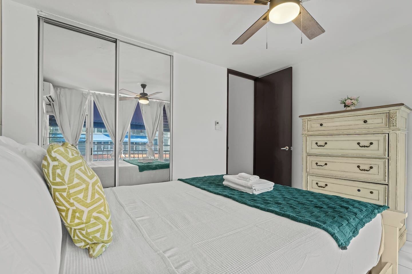 3 bedrooms, desk, iron/ironing board, WiFi