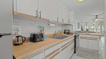 Kaffetrakter/tekoker, kjøleskap, mikrobølgeovn og ovn