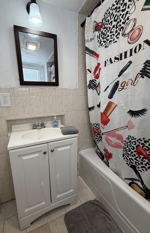 Bathroom - Large and private 3 bedroom and 2 bathroom apartment, separate street entrance (Perth Amboy)