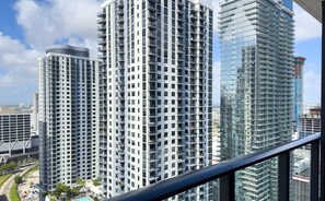 A high-rise building with multiple balconies and a clear sky. - 4104 - High-Floor 1BR with West Views, Pool & Gym in Downtown Miami (Miami)