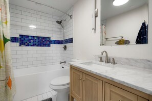 Bathroom - Spacious, quiet 4-bedroom house, AC, sunroom, Mountain views, family friendly! (Northglenn)