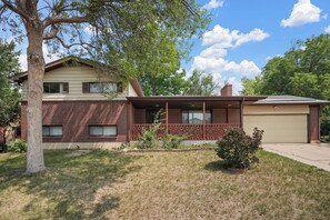 Exterior - Spacious, quiet 4-bedroom house, AC, sunroom, Mountain views, family friendly! (Northglenn)
