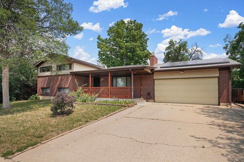 Spacious, quiet 4-bedroom house, AC, sunroom, Mountain views, family friendly!