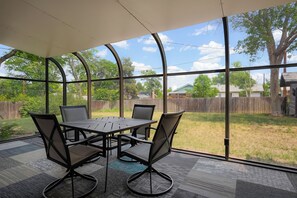 Outdoor dining - Spacious, quiet 4-bedroom house, AC, sunroom, Mountain views, family friendly! (Northglenn)