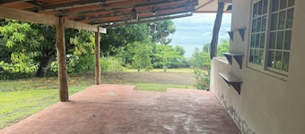 Ocean view, block to beach , , Cozy 1-room house in bucaro with AC