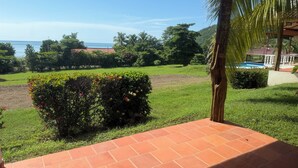 A terrace with a view of a pool and greenery. - Ocean view, with pool ,block to beach , , Cozy 1-room house in bucaro with AC (Tonosí)