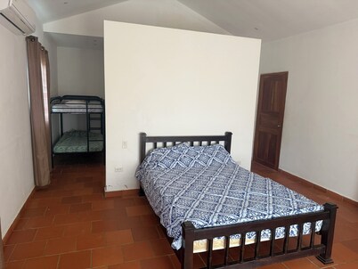 Ocean view, with pool ,block to beach , , Cozy 1-room house in bucaro with AC