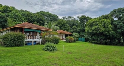 Ocean view, with pool ,block to beach , , Cozy 1-room house in bucaro with AC