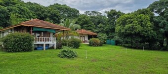 Ocean view, with pool ,block to beach , , Cozy 1-room house in bucaro with AC