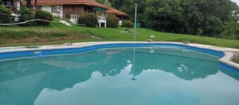 Ocean view, with pool ,block to beach , , Cozy 1-room house in bucaro with AC