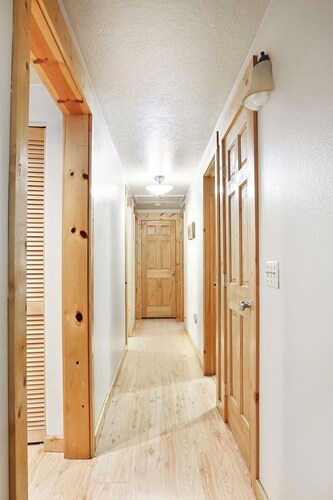 Mountain Getaway • Hot Tub • Game Room • Sleeps 10 • Minutes to Payette Lake