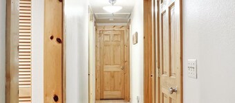 Mountain Getaway • Hot Tub • Game Room • Sleeps 10 • Minutes to Payette Lake