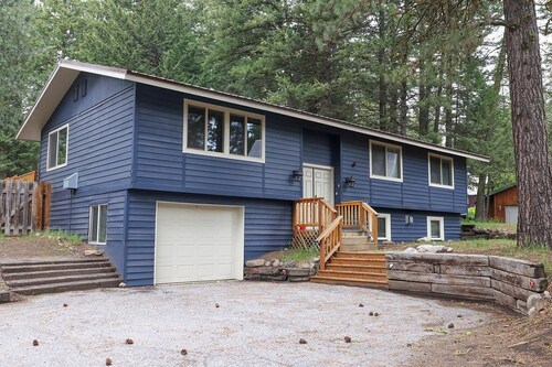 Mountain Getaway • Hot Tub • Game Room • Sleeps 10 • Minutes to Payette Lake