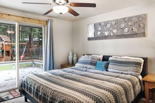 Mountain Getaway • Hot Tub • Game Room • Sleeps 10 • Minutes to Payette Lake