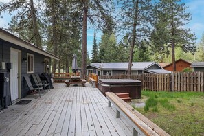 Outdoor dining - Mountain Getaway • Hot Tub • Game Room • Sleeps 10 • Minutes to Payette Lake (McCall)