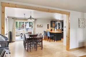 Dining - Mountain Getaway • Hot Tub • Game Room • Sleeps 10 • Minutes to Payette Lake (McCall)