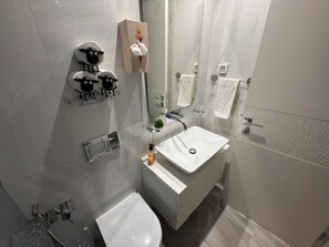 Shower, hair dryer, towels, soap - Indulge in luxury right where the Mediterranean begins! (Nabeul‎)