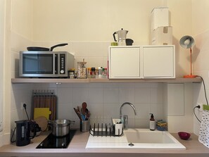 Cafetera y tetera, refrigerador, microondas y horno